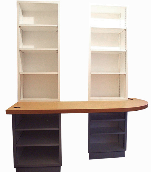 机と収納棚（中央は柱）家具制作例ボタン